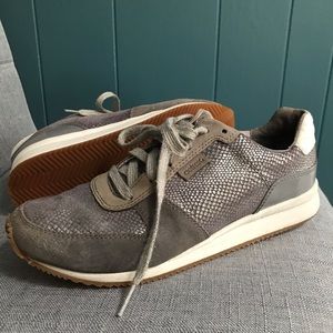 Aetrex Daphne orthotic sneaker leather size  8.5